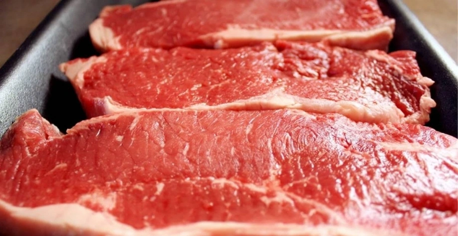 Cortes de carne embalados a vácuo em contêiner refrigerado