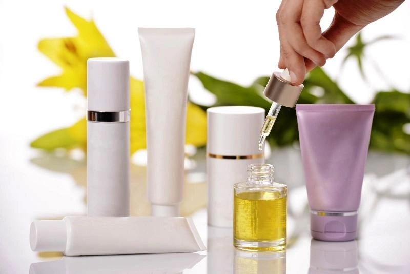 Frascos de cosméticos líquidos organizados para embarque internacional